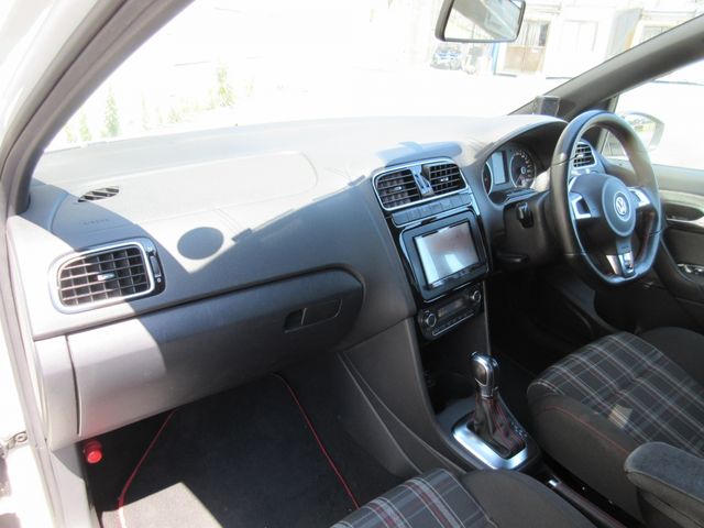 VOLKSWAGEN POLO 2011 Image 31