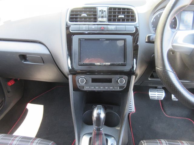 VOLKSWAGEN POLO 2011 Image 31