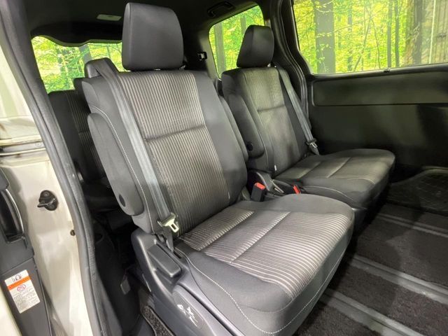 TOYOTA VOXY 4WD 2017 Image 31