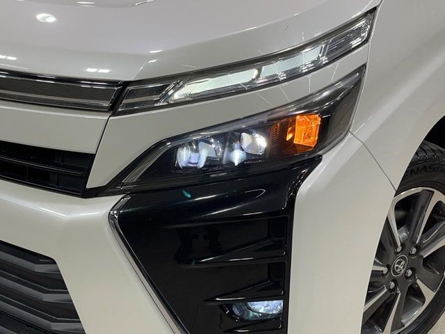 TOYOTA VOXY 4WD 2017 Image 31