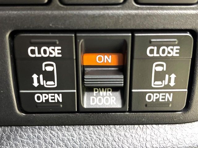 TOYOTA VOXY HYBRID 2018 Image 31