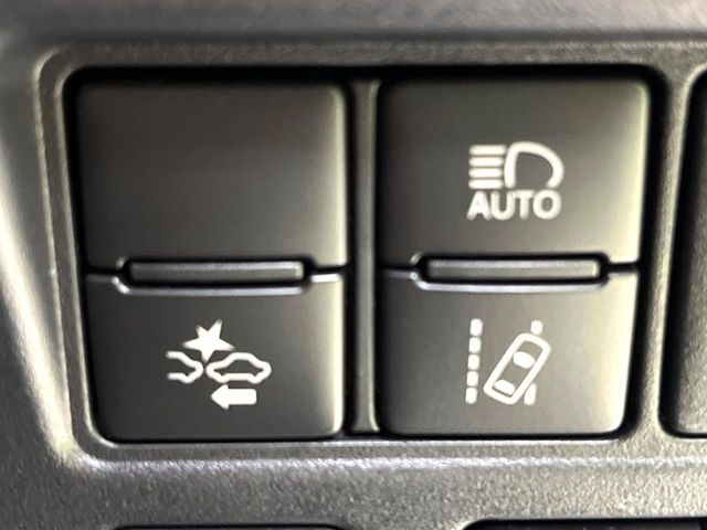 TOYOTA VOXY HYBRID 2018 Image 31