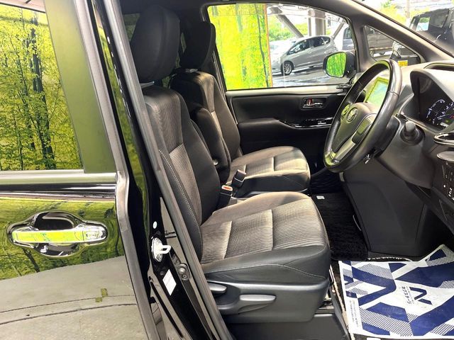 TOYOTA VOXY HYBRID 2018 Image 31