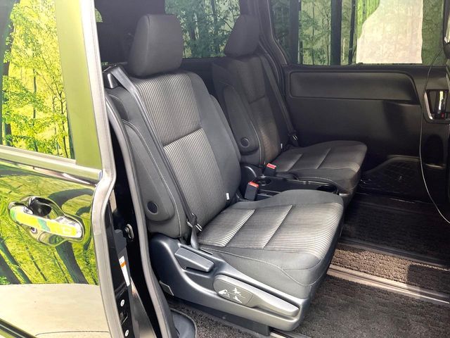 TOYOTA VOXY HYBRID 2018 Image 31