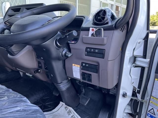 MITSUBISHI CANTER 2025 Image 31