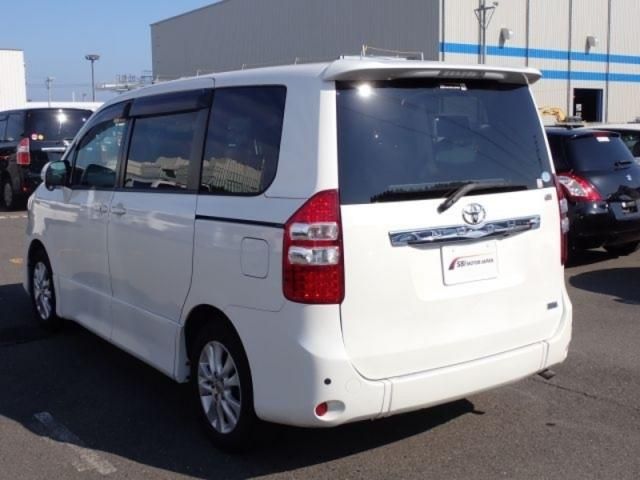 TOYOTA NOAH 2010 Image 31