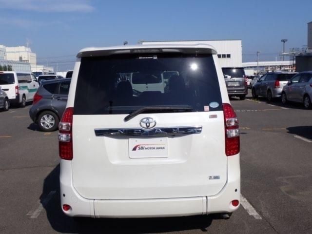 TOYOTA NOAH 2010 Image 31