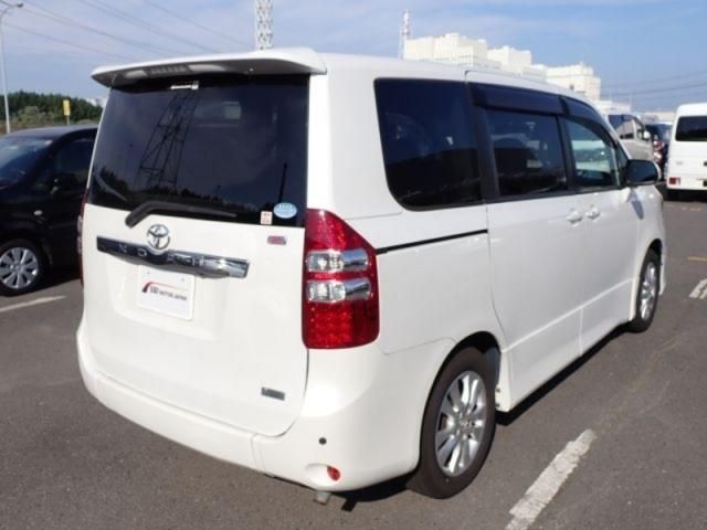 TOYOTA NOAH 2010 Image 31