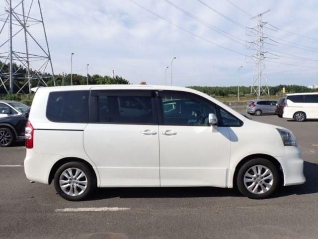 TOYOTA NOAH 2010 Image 31