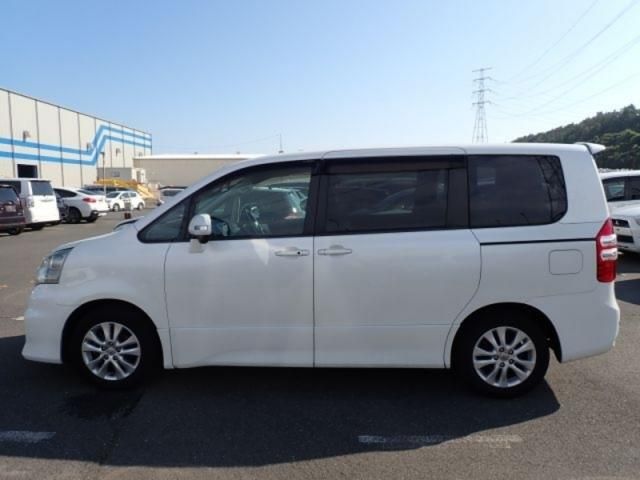TOYOTA NOAH 2010 Image 31