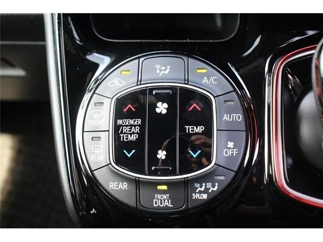 TOYOTA VOXY HYBRID 2017 Image 31