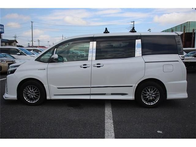 TOYOTA VOXY HYBRID 2017 Image 31