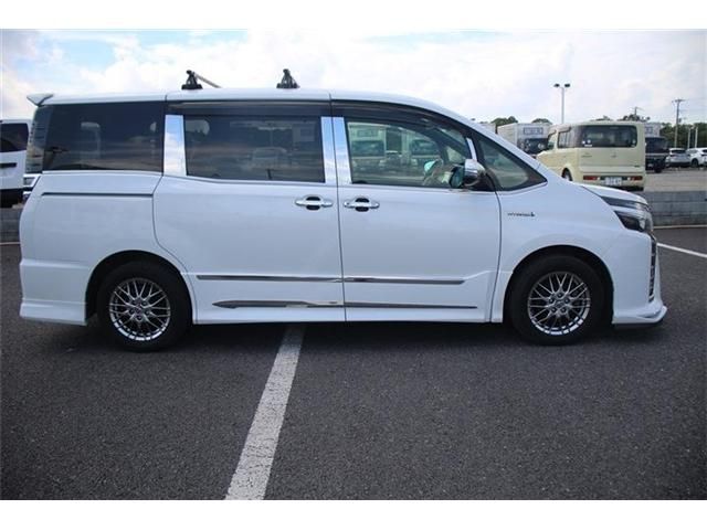 TOYOTA VOXY HYBRID 2017 Image 31