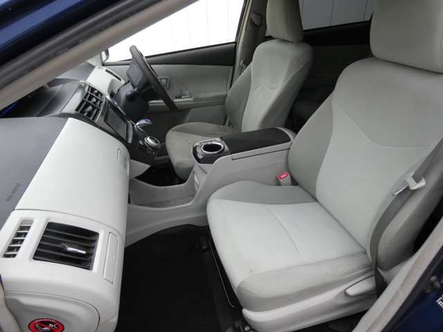 TOYOTA PRIUS ALPHA 2012 Image 31