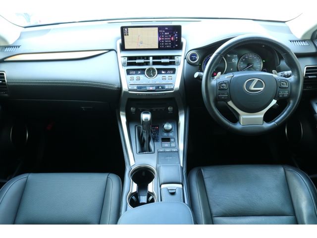 TOYOTA LEXUS NX300H 2018 Image 31