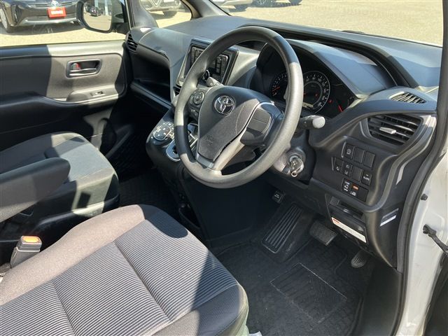 TOYOTA VOXY 4WD 2018 Image 31