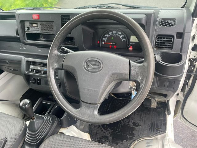 DAIHATSU HIJET TRUCK 4WD 2015 Image 31