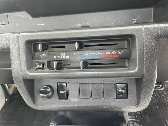 DAIHATSU HIJET TRUCK 4WD 2015 Image 31