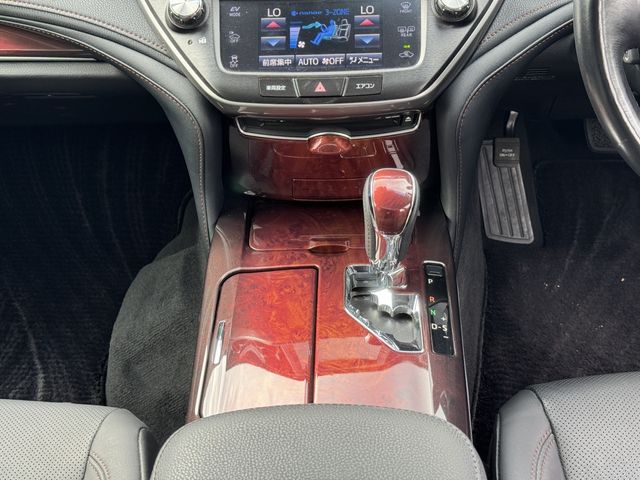 TOYOTA CROWN MAJESTA HYBRID 2017 Image 31