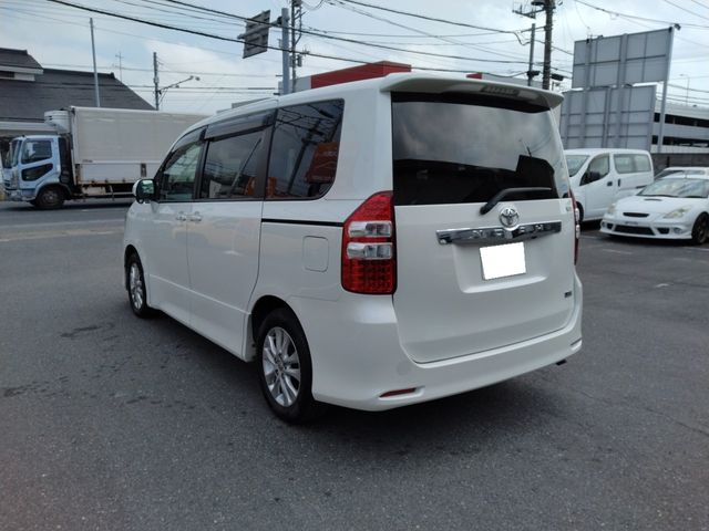 TOYOTA NOAH 2010 Image 31