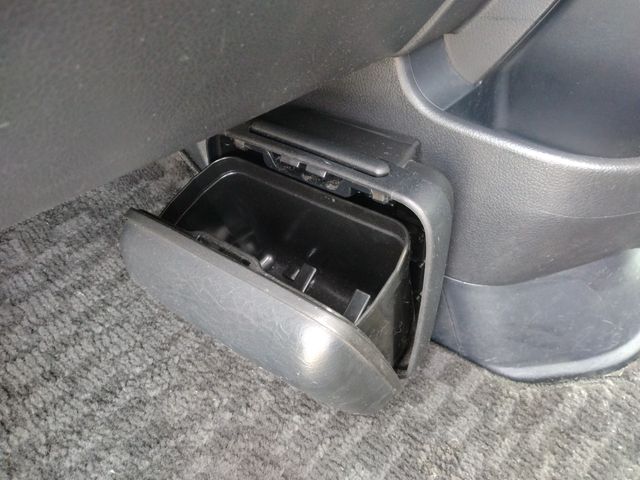 TOYOTA NOAH 2010 Image 31