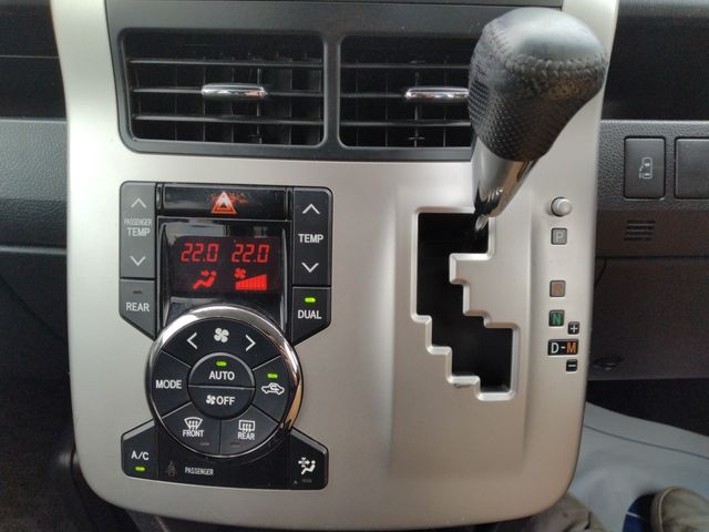 TOYOTA NOAH 2010 Image 31