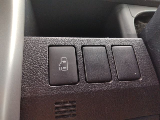 TOYOTA NOAH 2010 Image 31