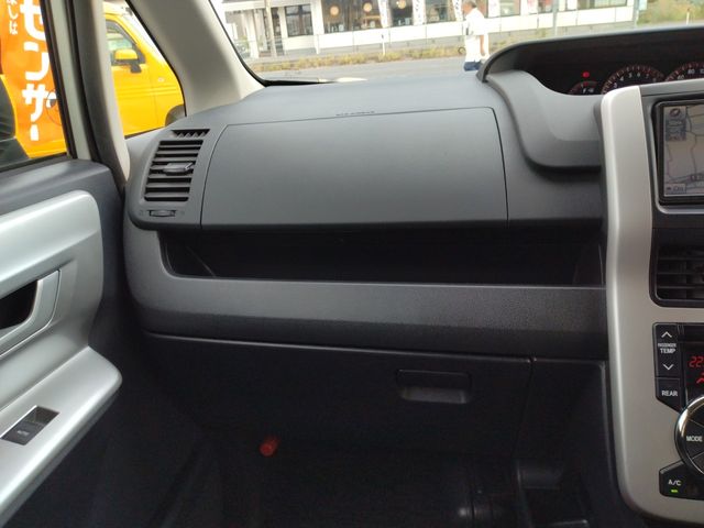 TOYOTA NOAH 2010 Image 31