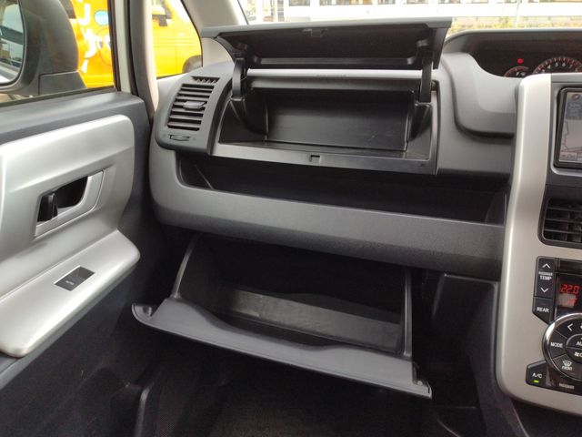 TOYOTA NOAH 2010 Image 31