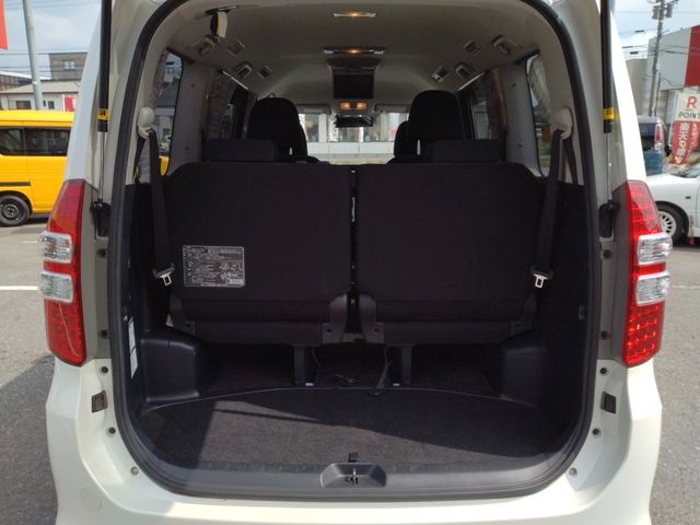 TOYOTA NOAH 2010 Image 31