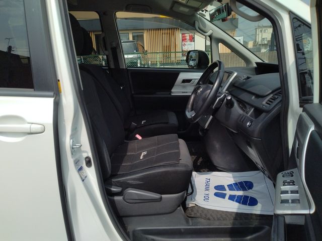 TOYOTA NOAH 2010 Image 31