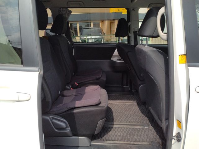 TOYOTA NOAH 2010 Image 31