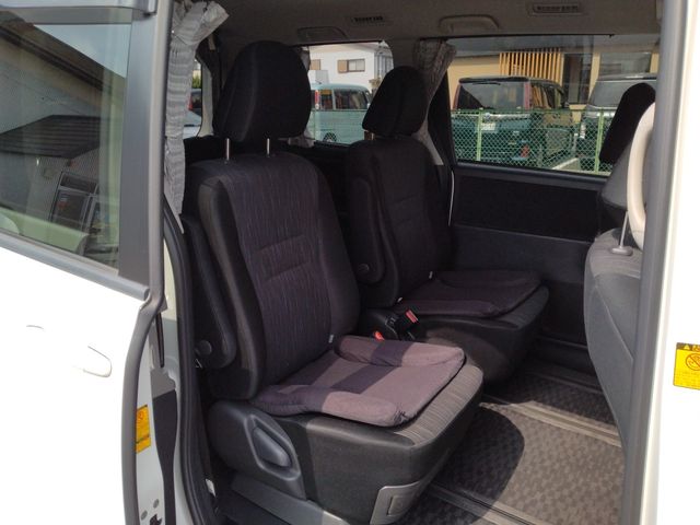 TOYOTA NOAH 2010 Image 31