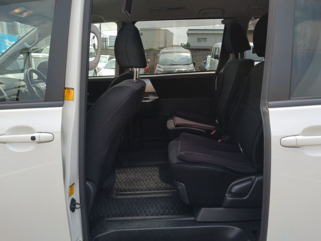 TOYOTA NOAH 2010 Image 31