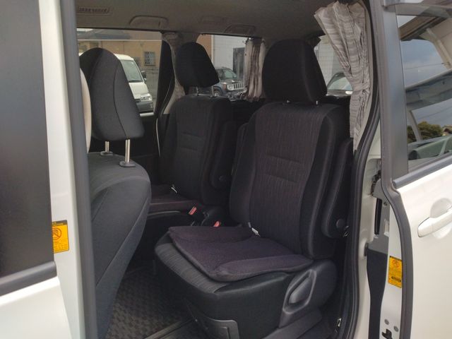 TOYOTA NOAH 2010 Image 31