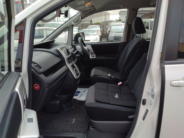 TOYOTA NOAH 2010 Image 31