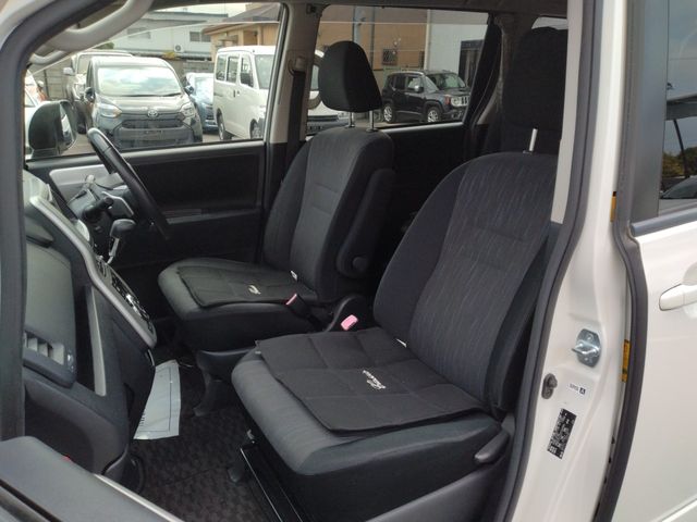 TOYOTA NOAH 2010 Image 31