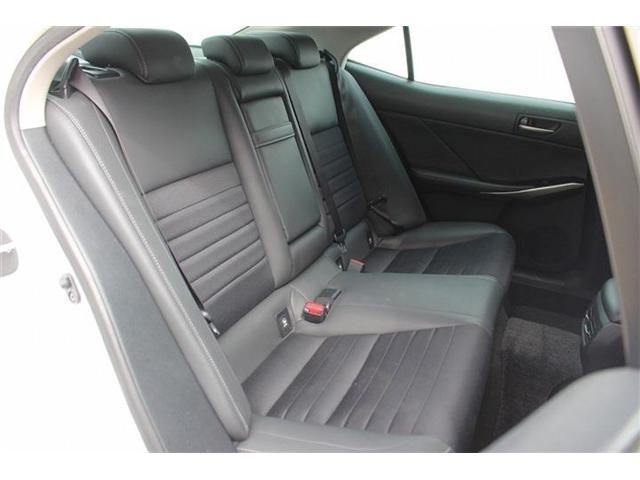 TOYOTA LEXUS IS200T 2017 Image 31