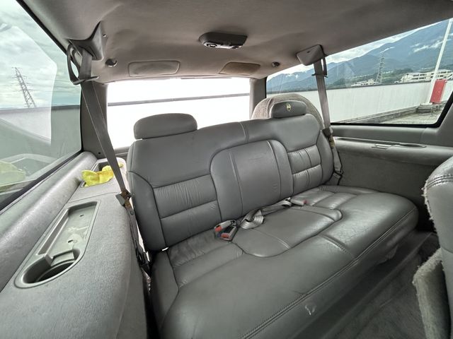 CHEVROLET SUBURBAN 2001 Image 31