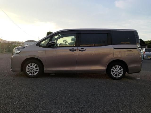 TOYOTA VOXY HYBRID 2017 Image 31