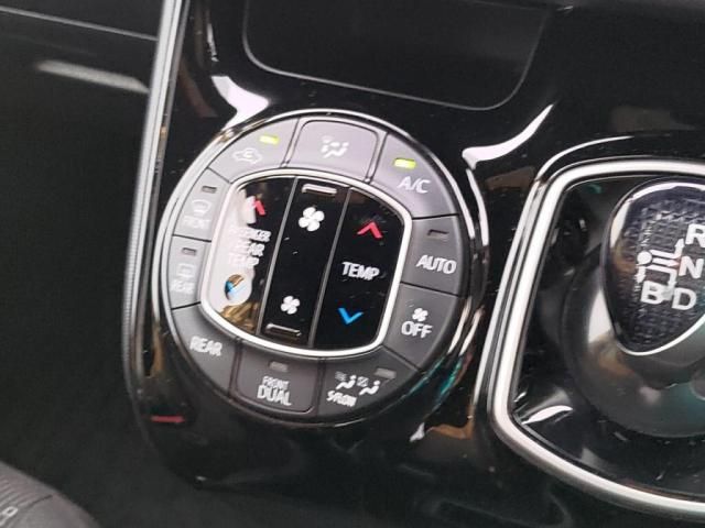 TOYOTA VOXY HYBRID 2017 Image 31