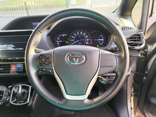 TOYOTA VOXY HYBRID 2017 Image 31