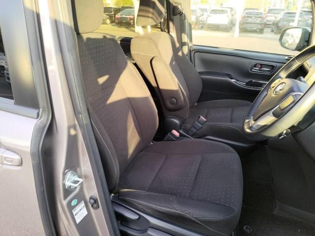 TOYOTA VOXY HYBRID 2017 Image 31