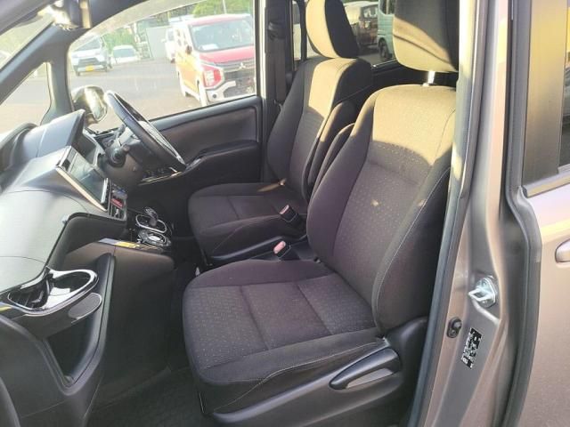 TOYOTA VOXY HYBRID 2017 Image 31