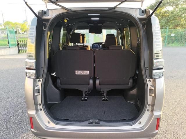 TOYOTA VOXY HYBRID 2017 Image 31