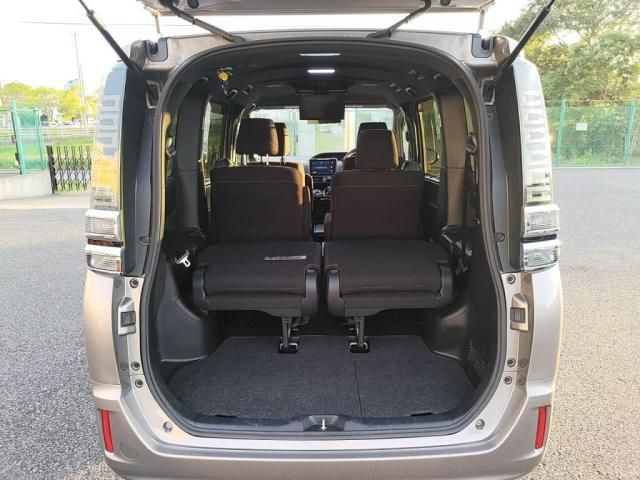 TOYOTA VOXY HYBRID 2017 Image 31