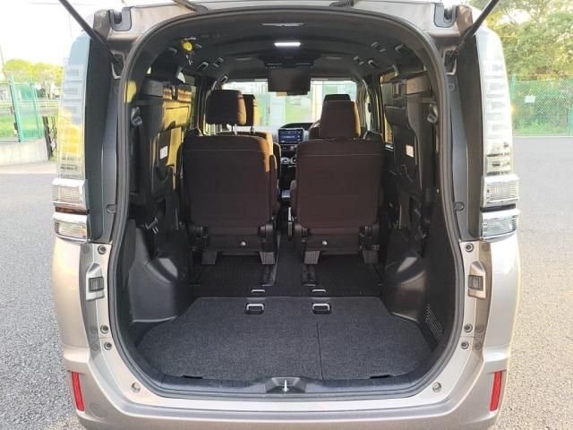 TOYOTA VOXY HYBRID 2017 Image 31