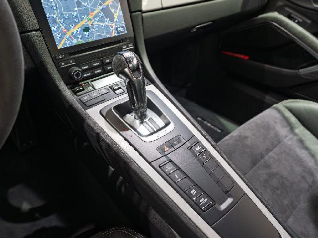 PORSCHE 911 2018 Image 31