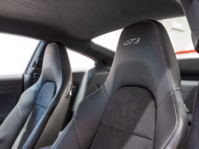 PORSCHE 911 2018 Image 31