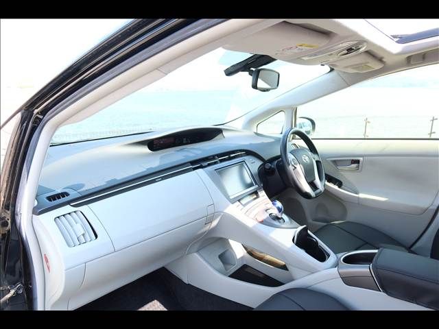 TOYOTA PRIUS 2012 Image 31